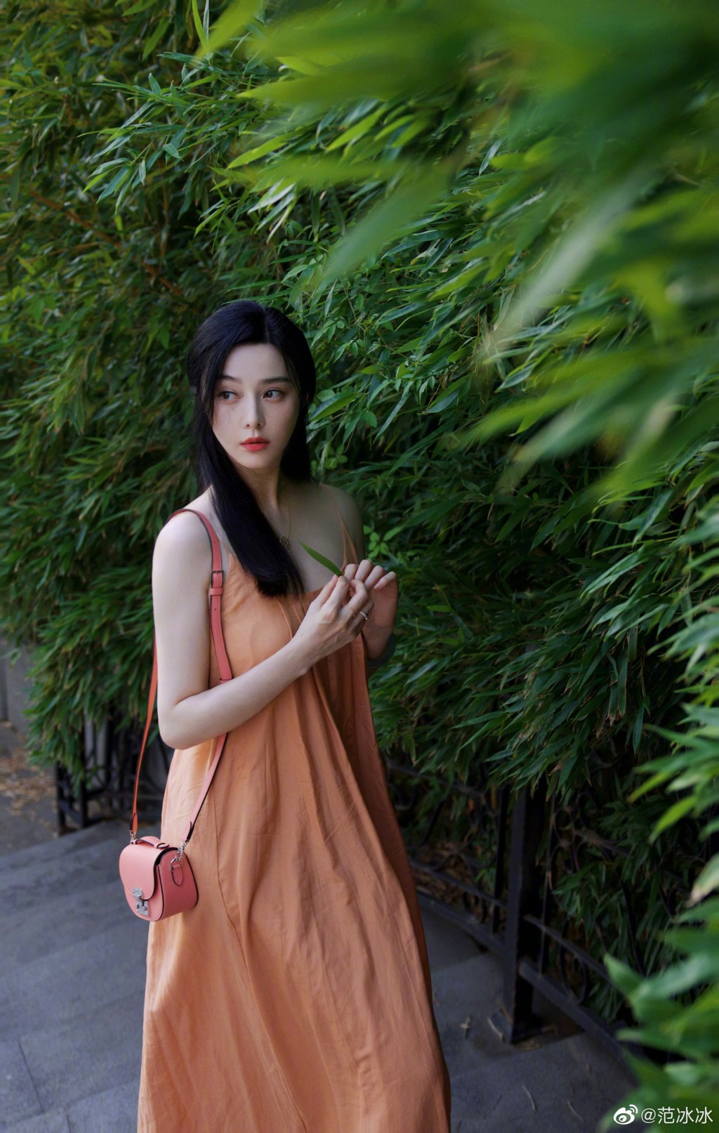 橙色吊帶連身裙的夏日look，好有少女味。